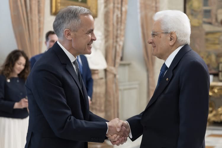 Il Primo Ministro Mark Carney saluta il Presidente Sergio Mattarella