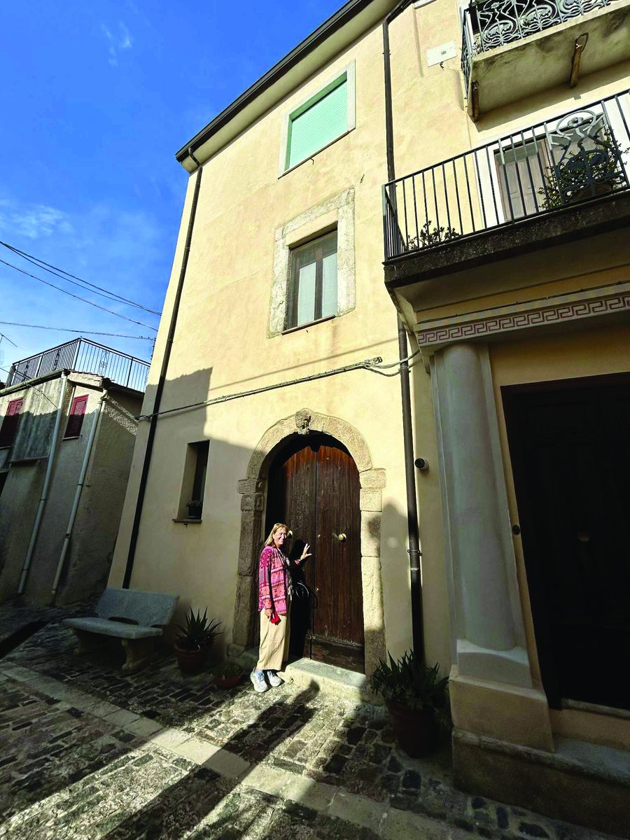 Il portale in pietra di un'antica casa nel centro storico di Cleto