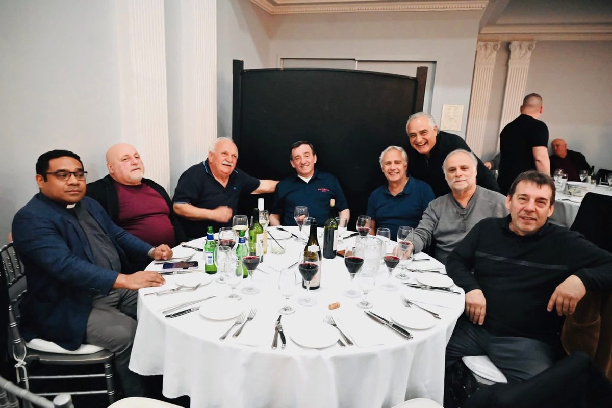 Boy's Night Out — tavolo con sacerdote