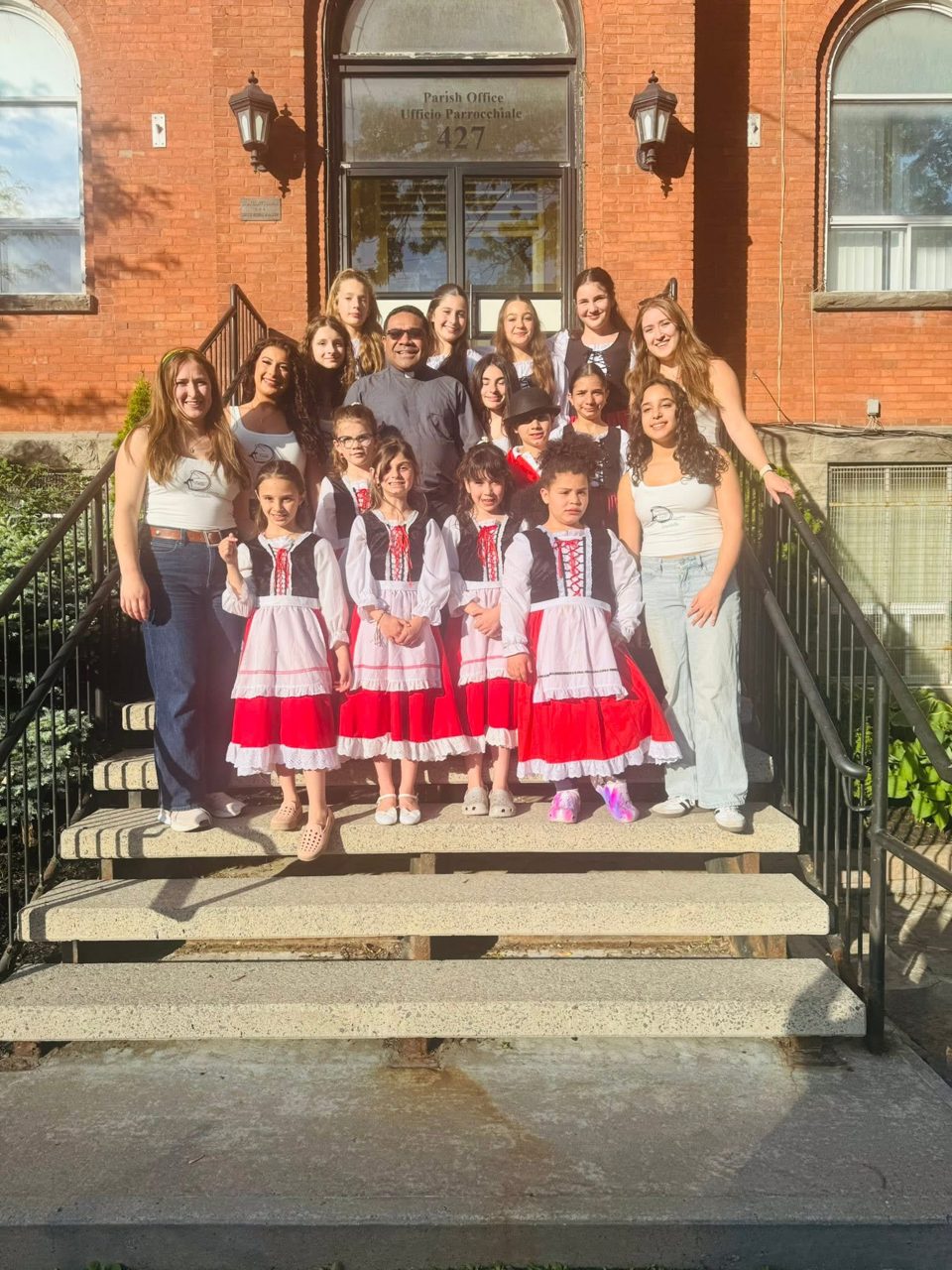Le giovani danzatrici del Gruppo Fonte D'Amore in costume tradizionale con il parroco