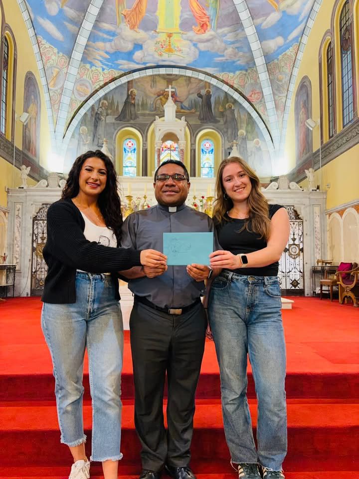 Il Gruppo Danza Fonte D'Amore consegna la donazione al parroco della Chiesa di Sant'Antonio, Ottawa