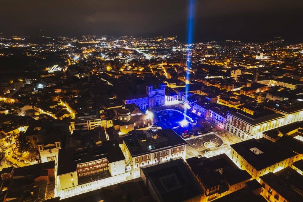 L'Aquila di notte — la piazza principale illuminata in memoria delle vittime del terremoto del 6 aprile 2009