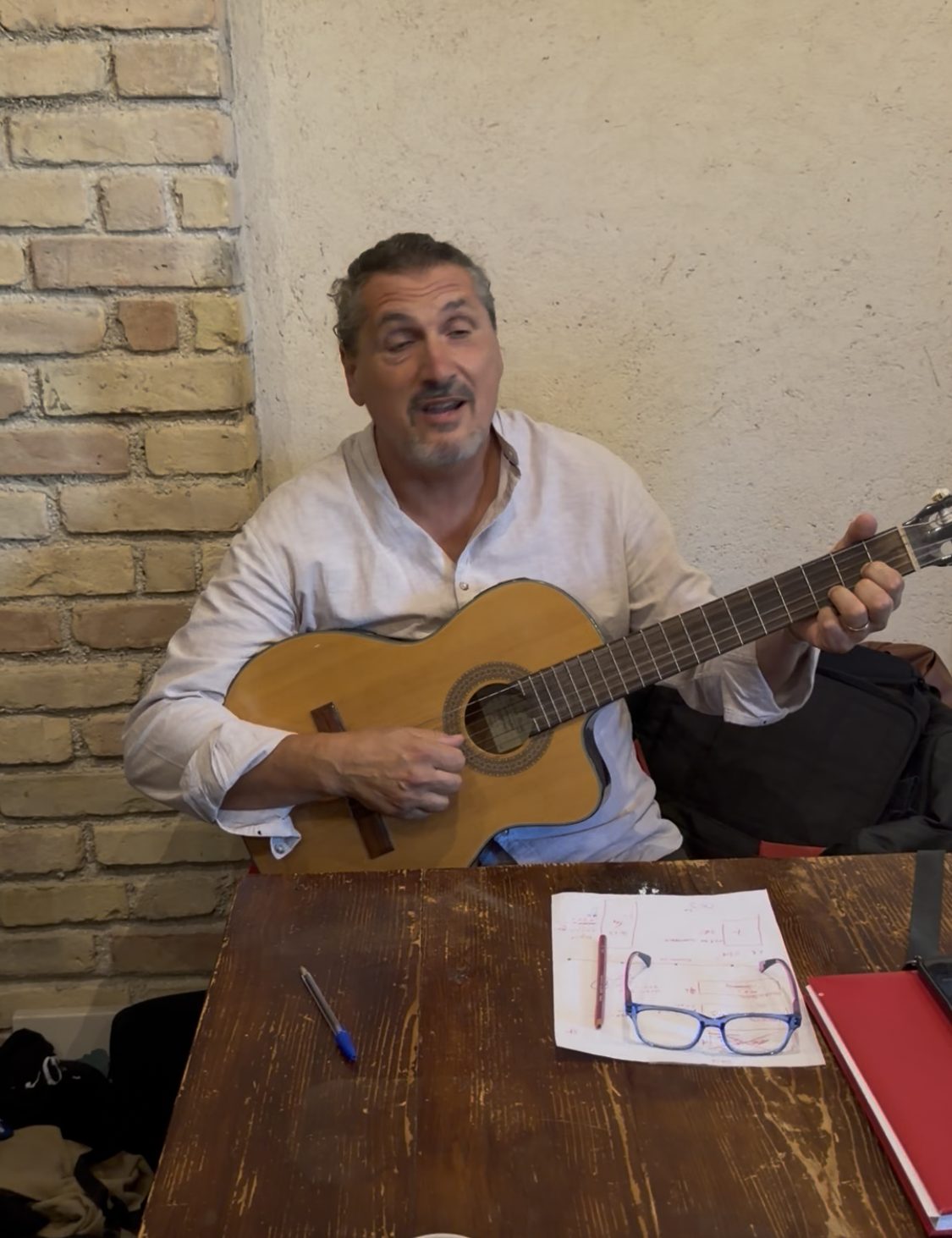 Un musicista suona la chitarra in una trattoria abruzzese