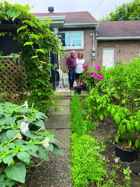 Una coppia italo-canadese nel loro rigoglioso orto di Ottawa