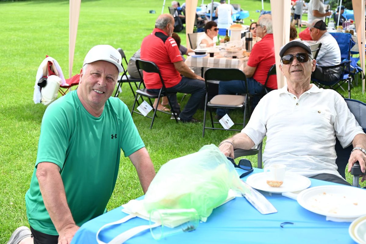 Amici seduti a tavola durante il picnic