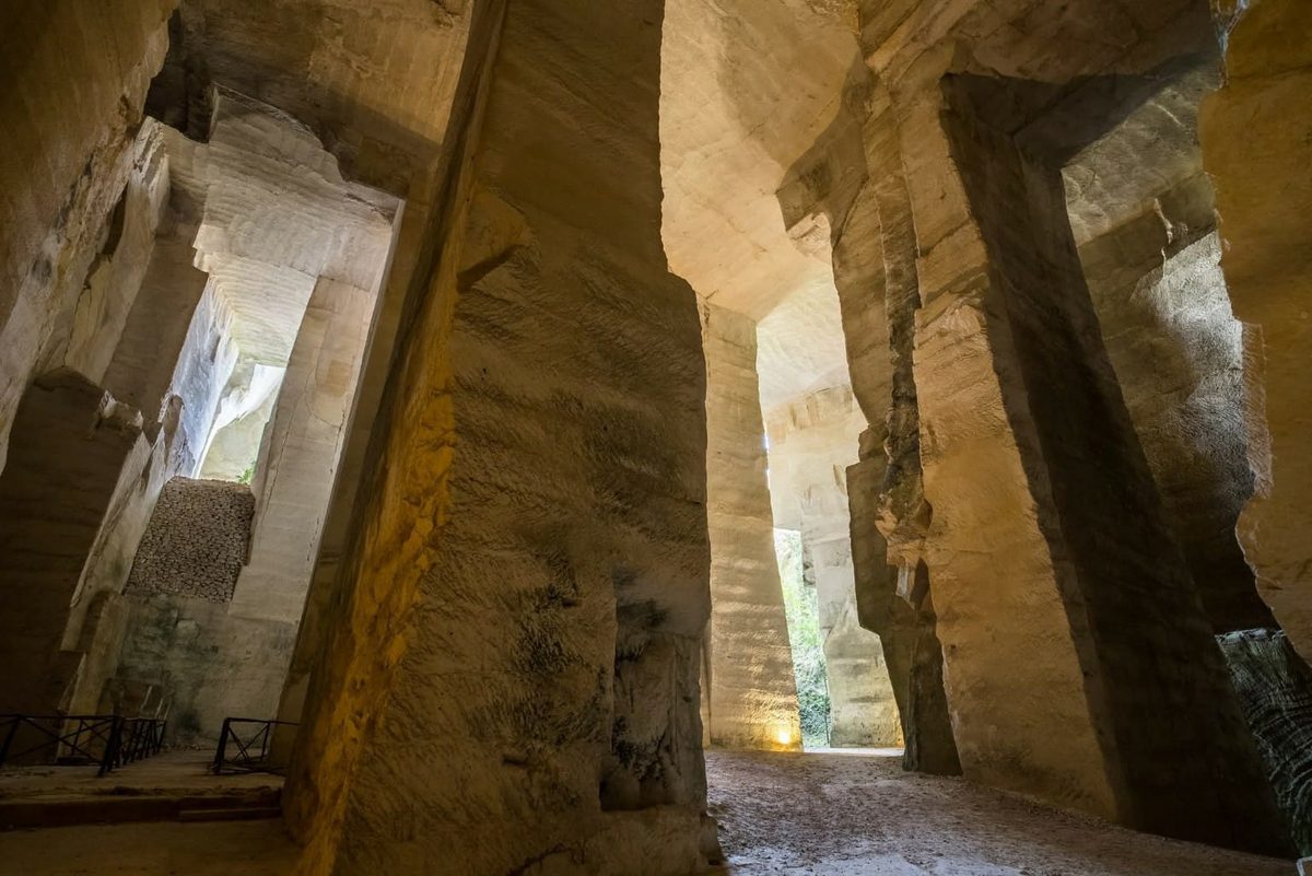 Pirrera Sant'Antonio — la cava sotterranea di Melilli con i suoi giganteschi pilastri di pietra