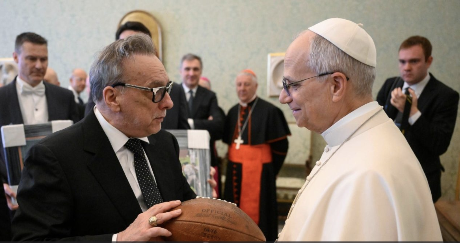 Papa Leone XIV riceve un pallone da basket dalla Fondazione Ausilia