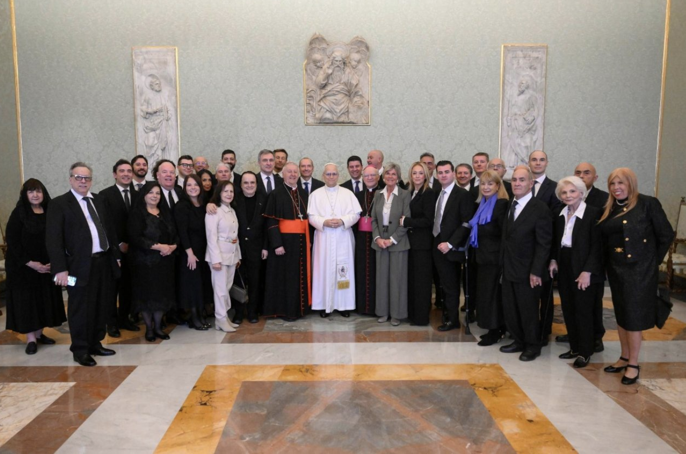 Papa Leone XIV con i membri della Fondazione Ausilia in Vaticano