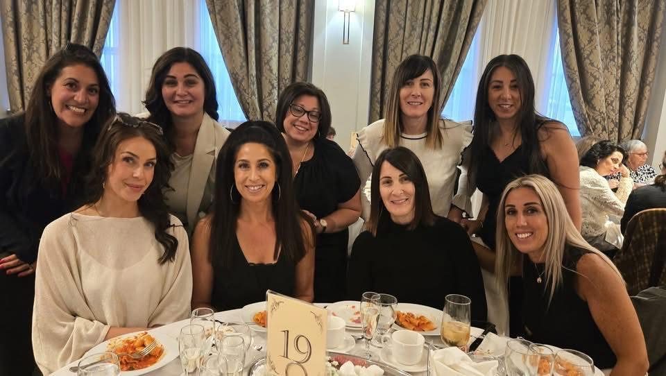Un tavolo di amiche sorridenti