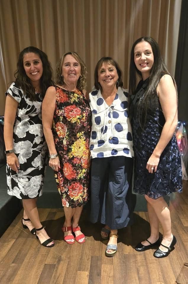 Quattro amiche in posa